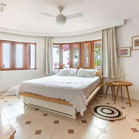 Modern With Gardens And Stunning Views Lejlighed *