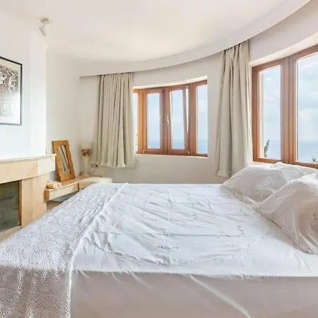 Modern With Gardens And Stunning Views Lejlighed